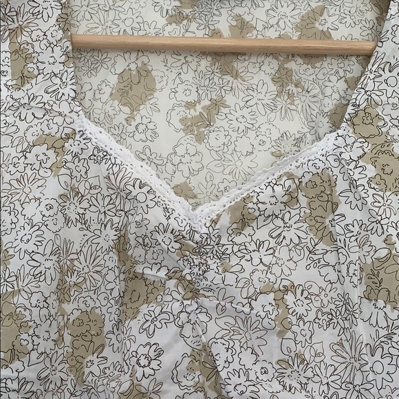 ⭐️3/$30 - Flowery top - Picture 2 of 5